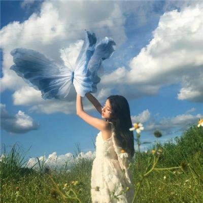 随盲柳入眠的女人